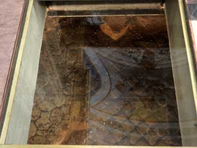 Ma � solo abbassando lo sguardo che si notano sul pavimento tre vetrate che lasciano intravedere parte di un sito archeologico